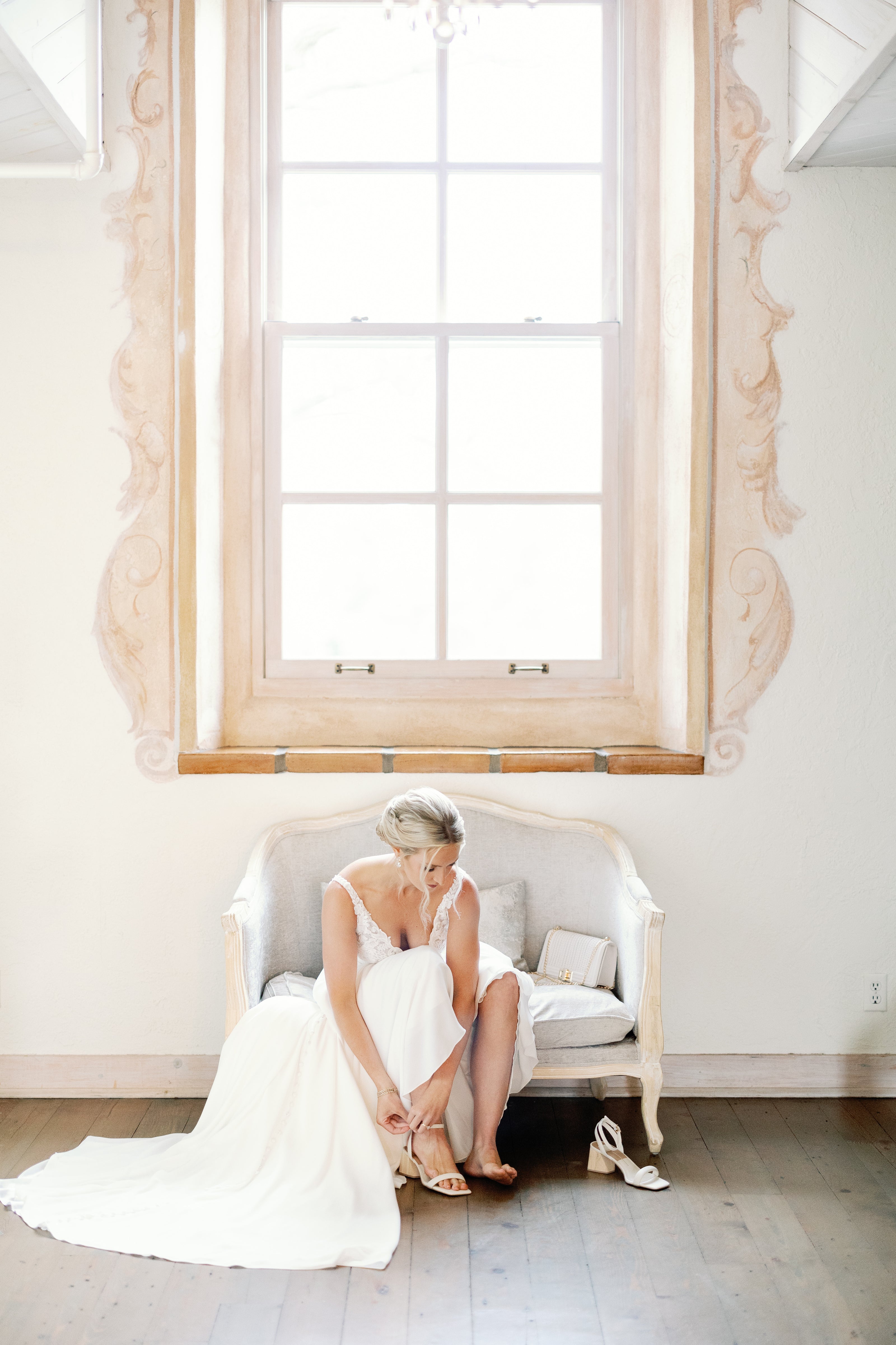 bride getting ready at bavaria downs shot by marit williams